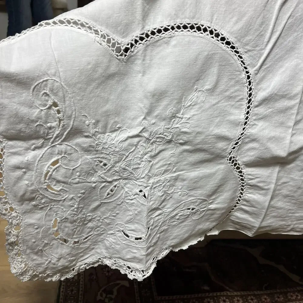 Floral Embroidery Lace White Tablecloth Cut-out Design 115 x 65